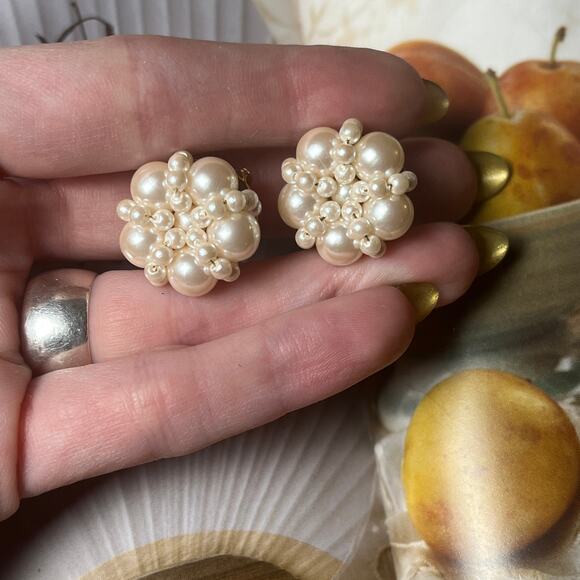 Vintage Pearl cluster Large Gold tone clip on earrings - Picture 1 of 5